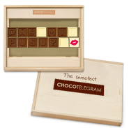 Čokoládová zpráva pro zamilované na Den polibků. Pošli sladkou zprávu vyrobenou ručně z pravé belgické čokolády. Zabalenou v dřevěnou krabičku s srdíčkem.