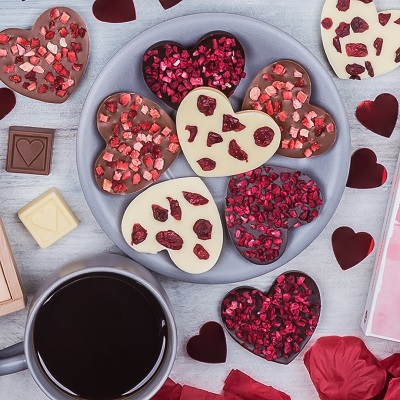 czekoladowe serca jako pomysł na prezent na Walentynki