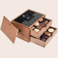 Ručně vyráběné čokoládky Chocolaterie v dřevěné krabici – 20 pralinek