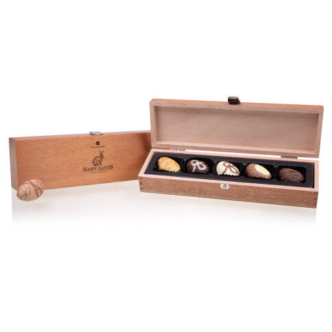 velikonoční kraslice z belgické čokolády v dřevěné krabičce s vlastním gravírováním