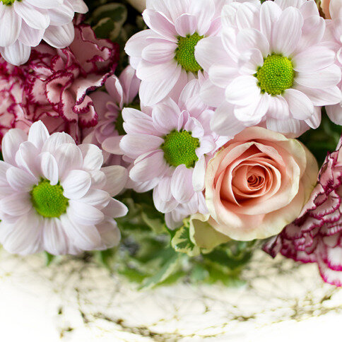 Růže, chryzantémy a hřebíčky od Chocolissimo jako dárek pro miláčka