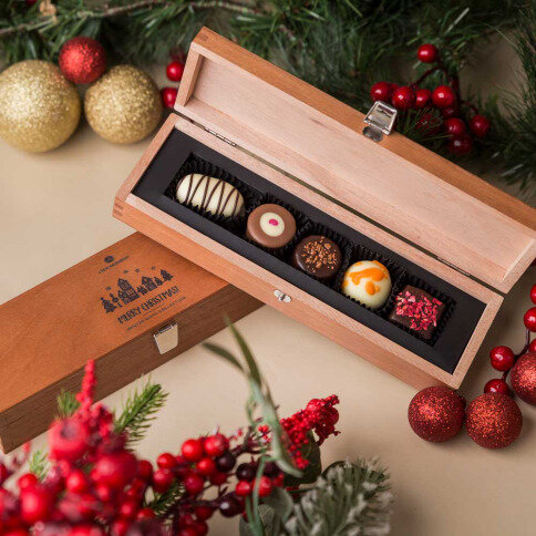 vánoční pralinky, vánoční čokoláda, vánoční sladkosti, vánoční pralinky v dřevěné krabičce, vánoční cukrovinky, pralinky ve vánočním balení