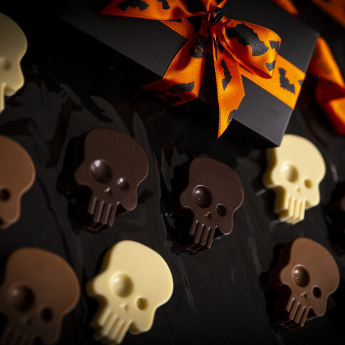 halloweenové lebky, halloweenové dekorace, čokoláda na halloween, sladkosti na halloween
